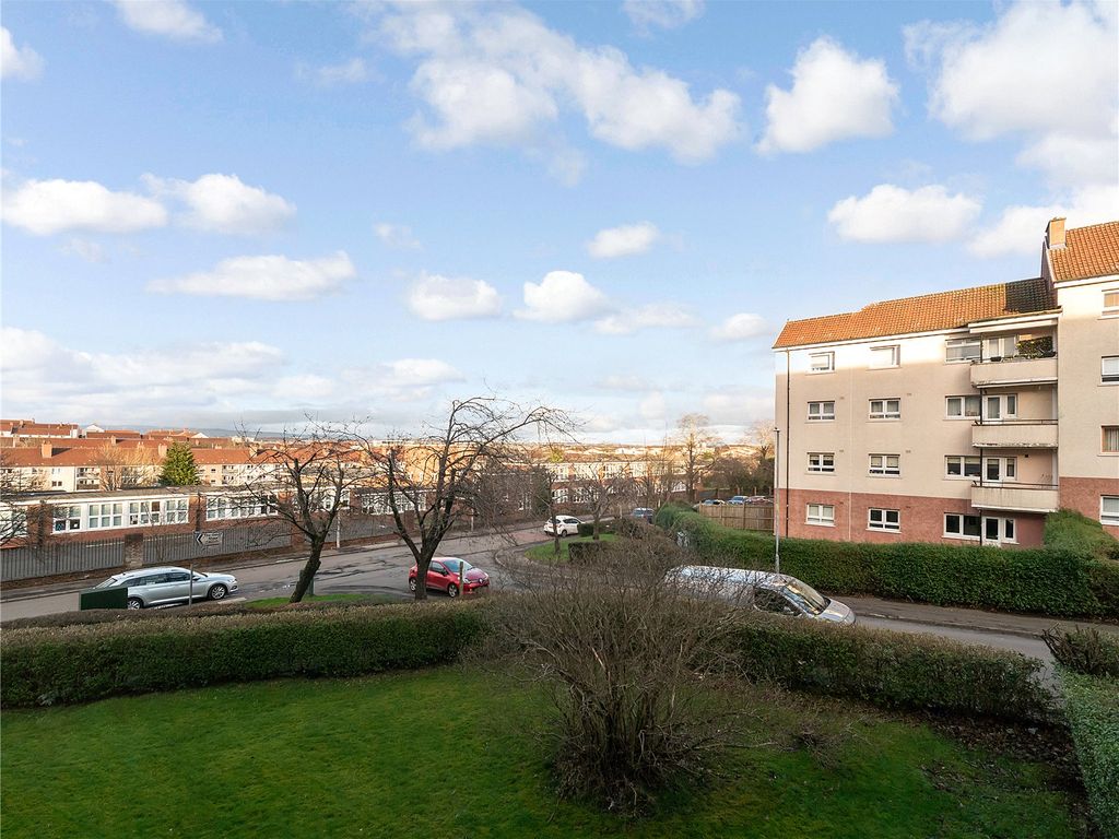 3 bed flat for sale in Ardnahoe Avenue, Glasgow G42, £75,000