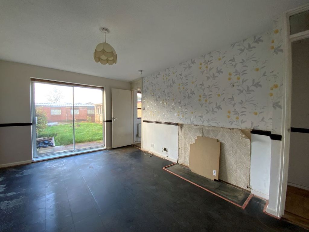 2 bed bungalow for sale in 40 Stubbington Close, Willenhall WV13, £20,000