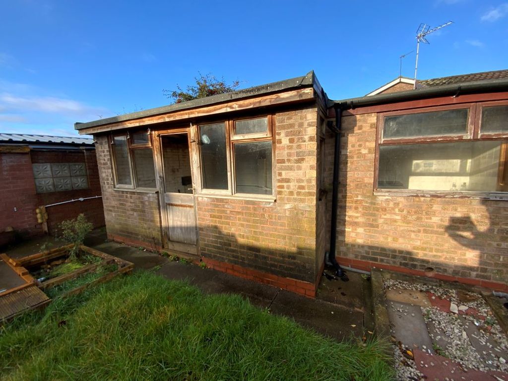 2 bed bungalow for sale in 40 Stubbington Close, Willenhall WV13, £20,000