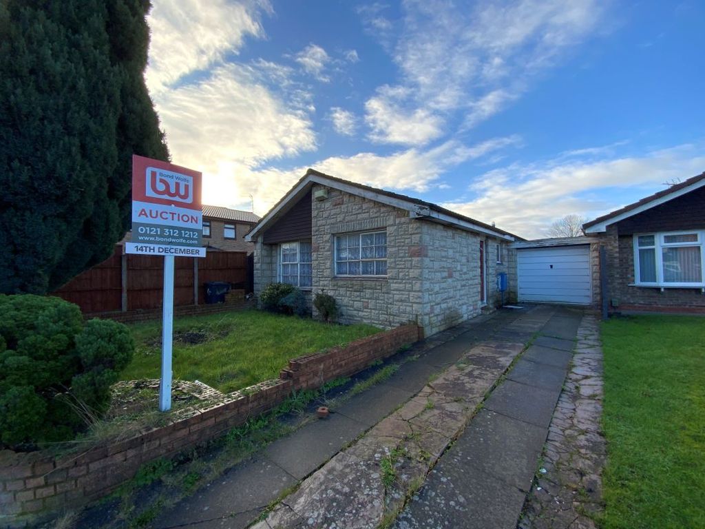 2 bed bungalow for sale in 40 Stubbington Close, Willenhall WV13, £20,000