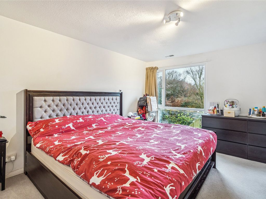 3 bed end terrace house for sale in Milton Lawns, Amersham, Buckinghamshire HP6, £580,000