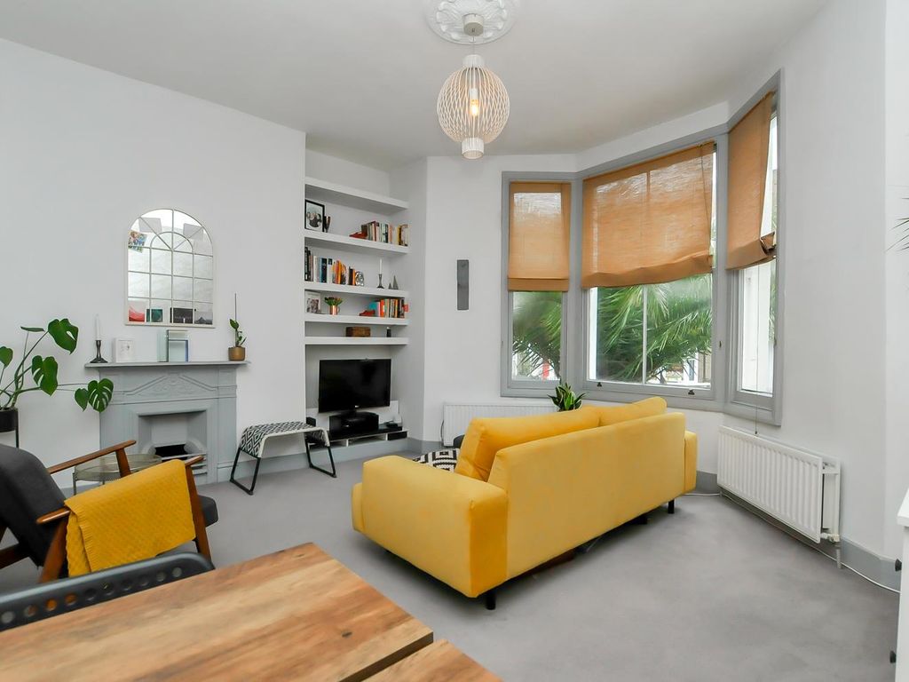 2 bed flat for sale in Farleigh Road, London N16, £600,000