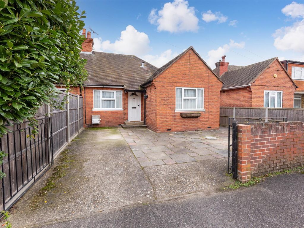 2 bed bungalow for sale in Northfield Road, Maidenhead SL6, £485,000