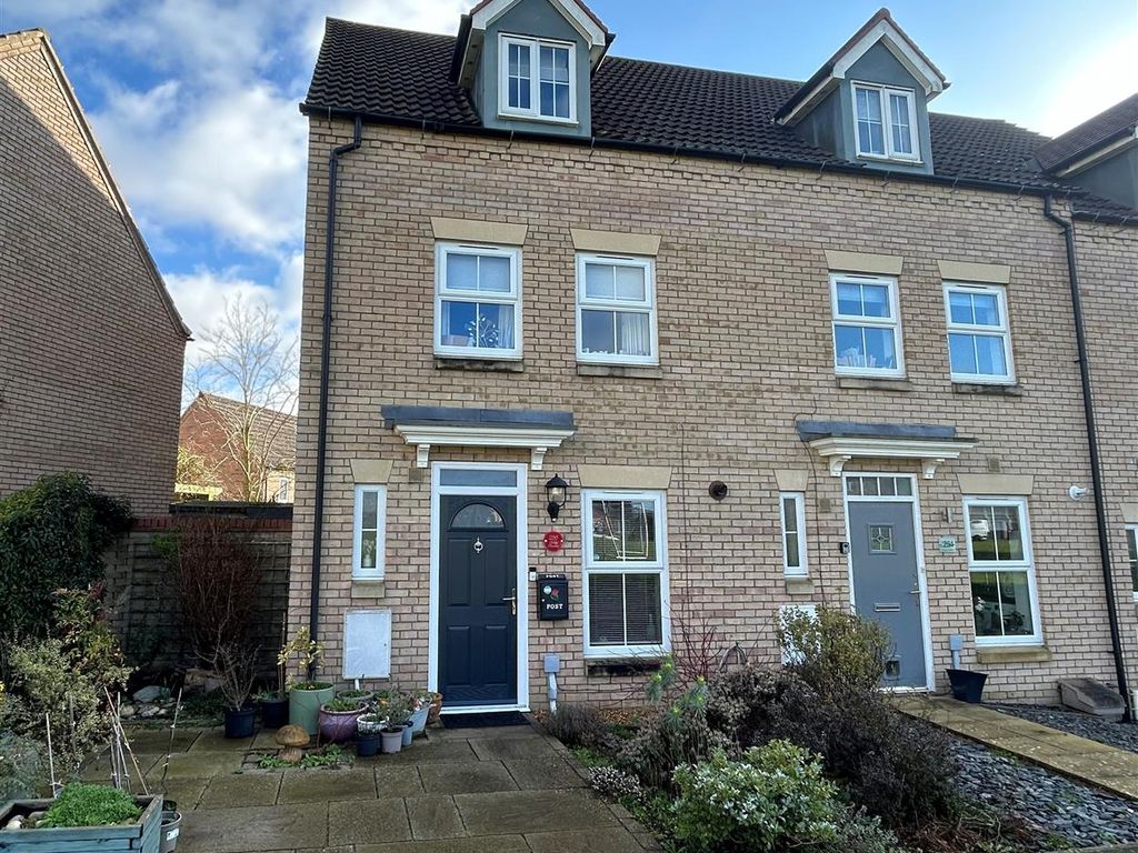 3 bed town house for sale in Kings Avenue, Ely CB7, £340,000