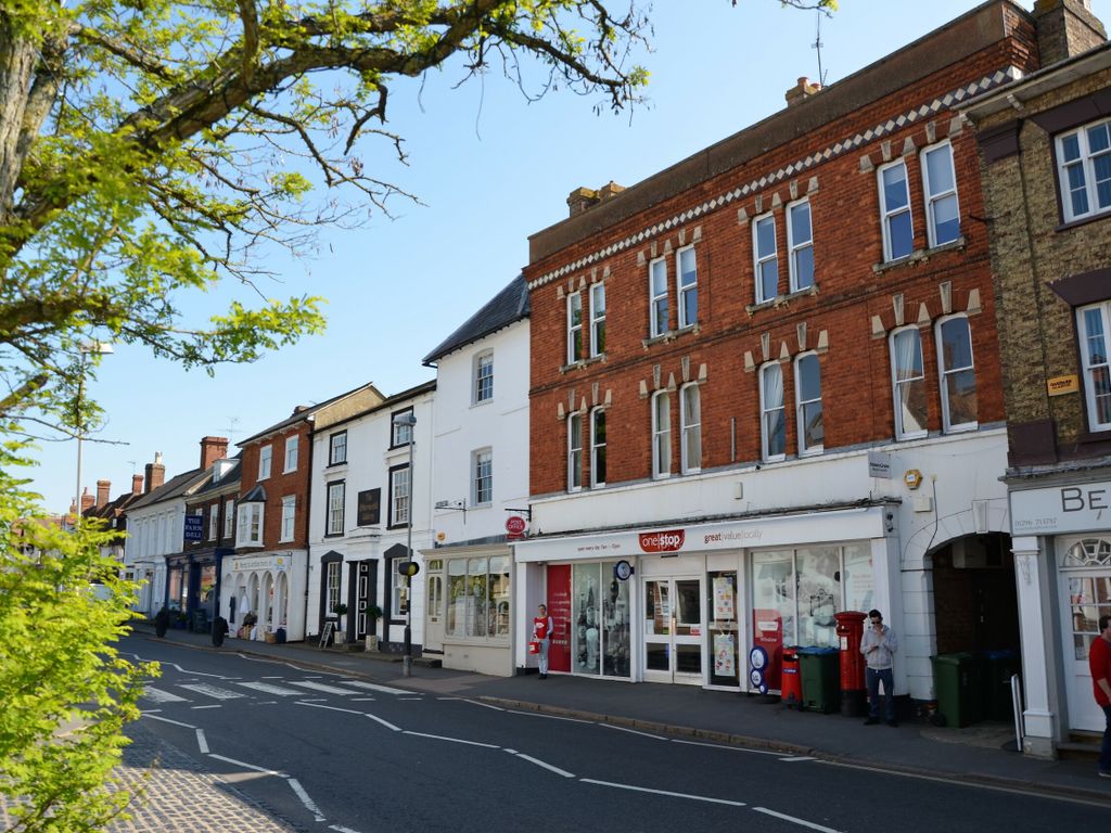 2 bed flat to rent in High Street, Winslow, Buckingham MK18, £1,150 pcm