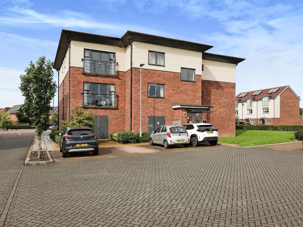 2 bed flat for sale in Cunningham Way, Leavesden, Watford WD25, £155,000