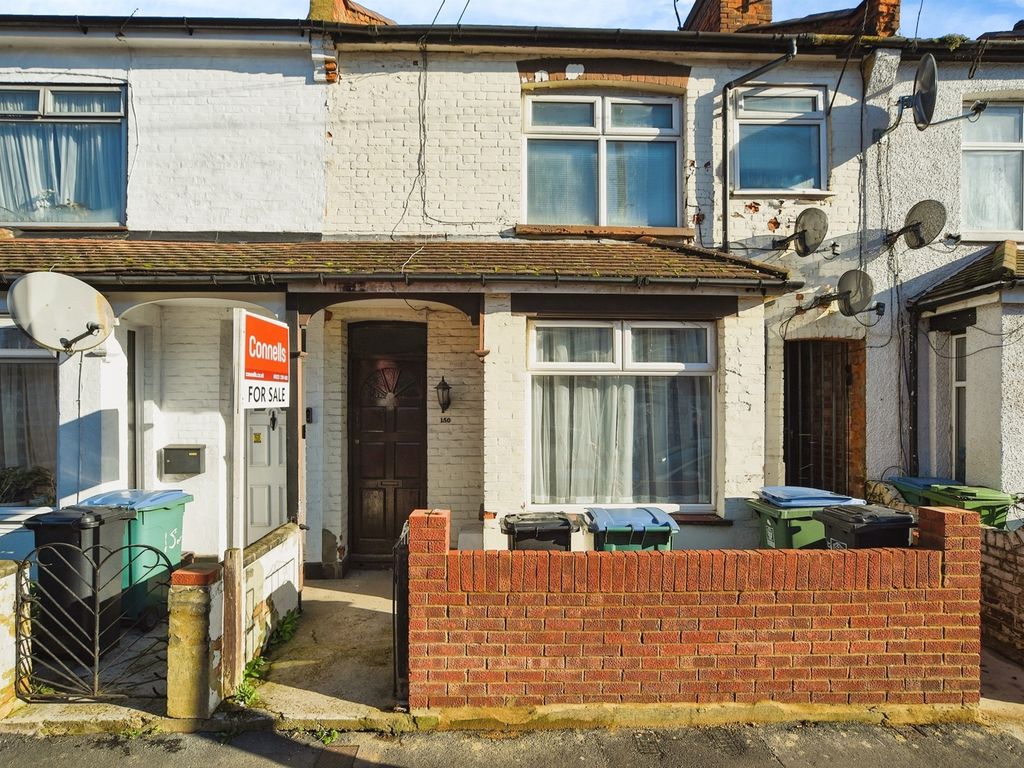 2 bed flat for sale in Harwoods Road, Watford WD18, £200,000