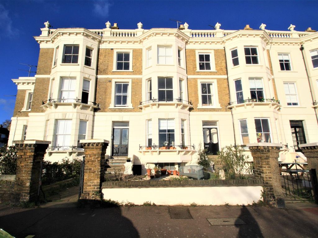 2 bed flat to rent in Clifton Terrace, Southend-On-Sea SS1, £1,395 pcm