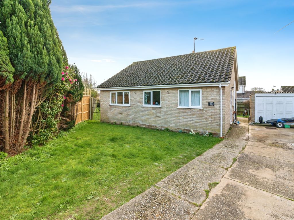3 bed bungalow for sale in Meadow Close, Thurlton, Norwich NR14, £260,000