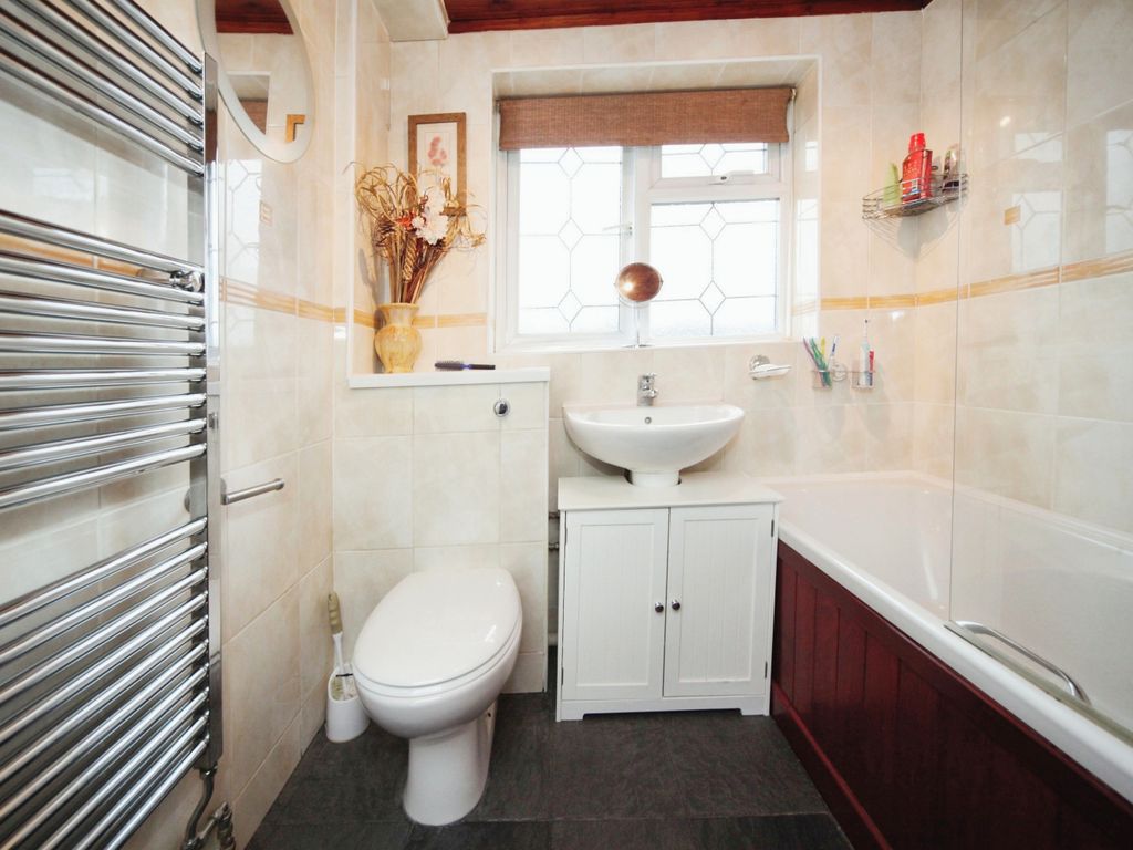 3 bed terraced house for sale in Devon Road, Luton LU2, £300,000