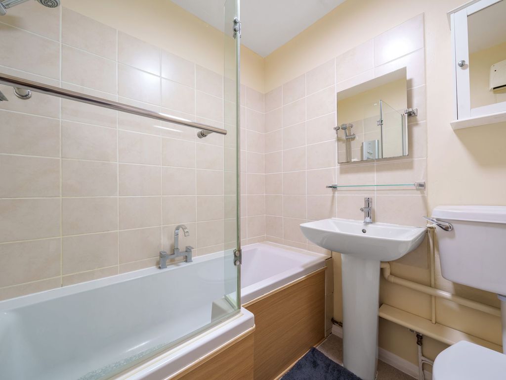 2 bed flat for sale in Upper Bognor Road, Bognor Regis PO21, £200,000