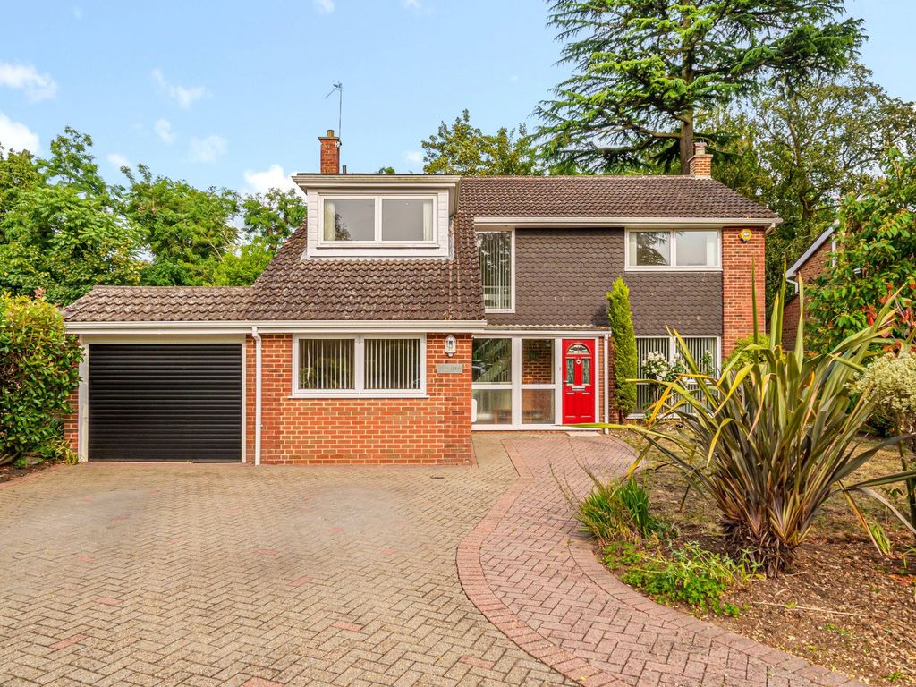 4 bed detached house to rent in Netherby Park, Weybridge KT13, £4,000 pcm
