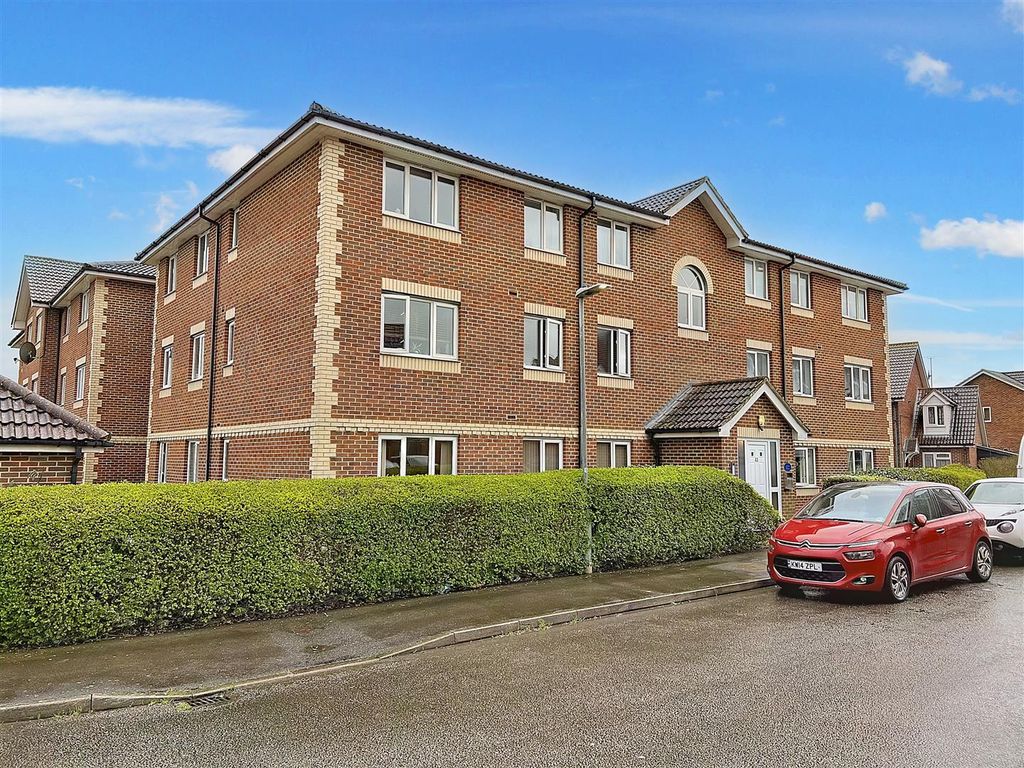 2 bed flat for sale in Broad Oak Close, Eastbourne BN23, £179,950