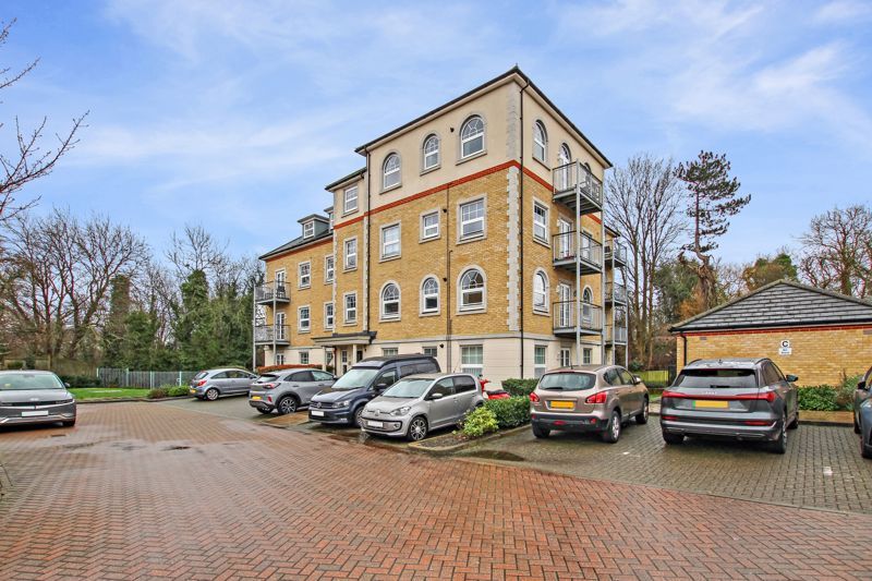 2 bed flat to rent in Weir Road, Bexley DA5, £1,700 pcm