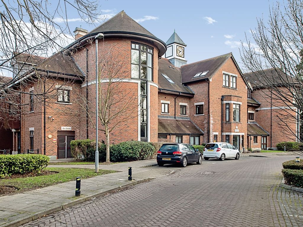 2 bed flat for sale in Lockhart Road, Watford WD17, £325,000