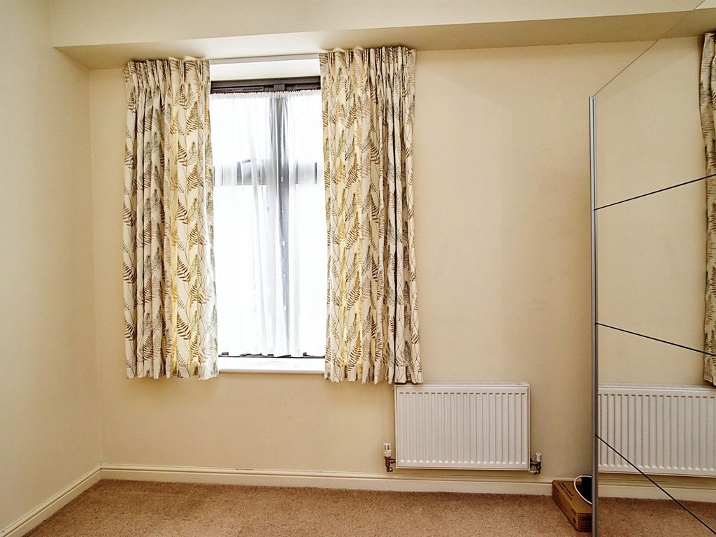 2 bed flat for sale in Lockhart Road, Watford WD17, £325,000