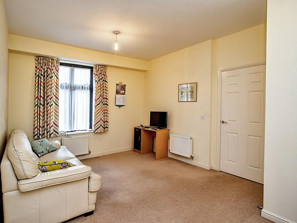 2 bed flat for sale in Lockhart Road, Watford WD17, £325,000