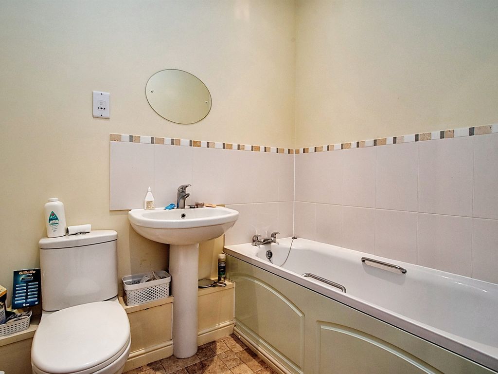 2 bed flat for sale in Lockhart Road, Watford WD17, £325,000