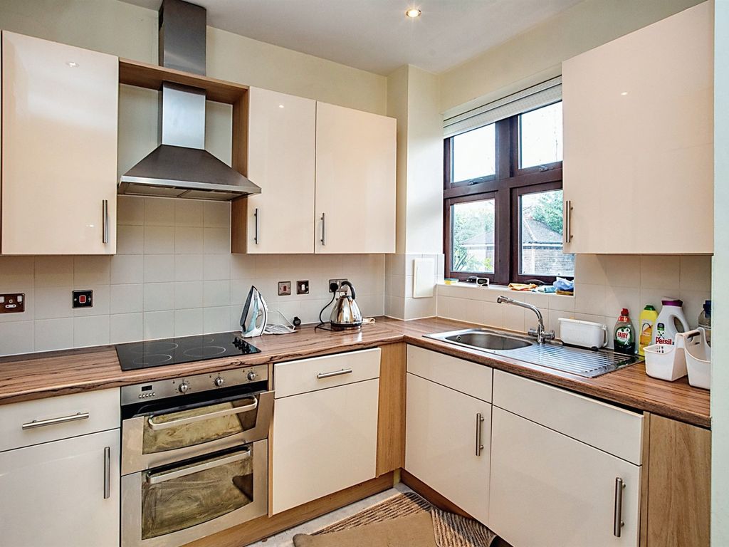 2 bed flat for sale in Lockhart Road, Watford WD17, £325,000