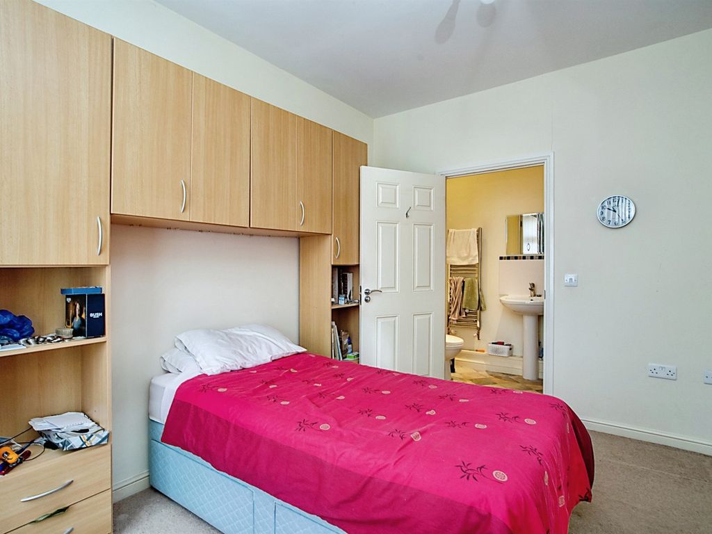 2 bed flat for sale in Lockhart Road, Watford WD17, £325,000