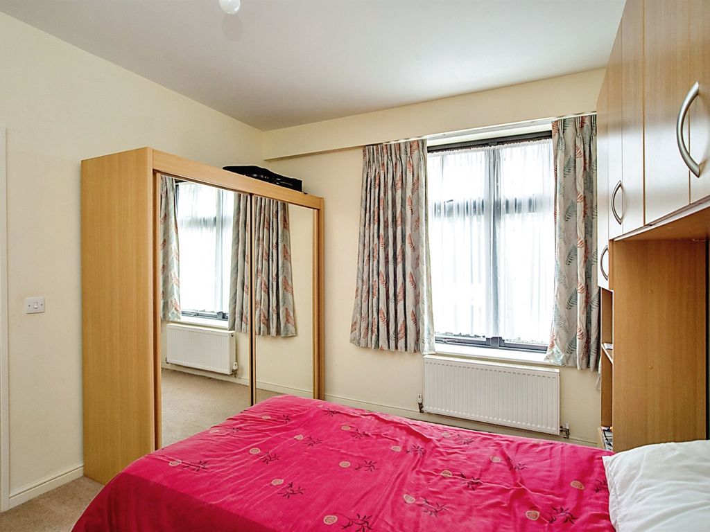 2 bed flat for sale in Lockhart Road, Watford WD17, £325,000