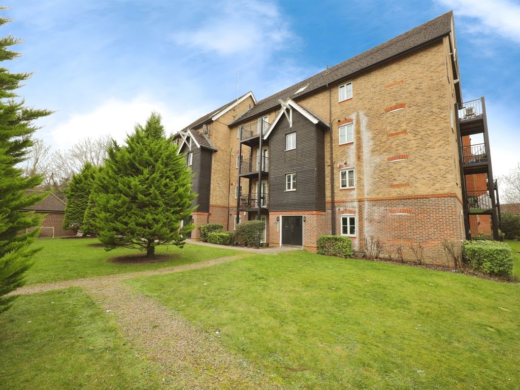 2 bed flat for sale in Fryers Lane, High Wycombe HP12, £200,000