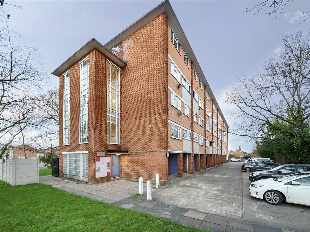 3 bed flat to rent in Oakfield Close, New Malden KT3, £2,200 pcm