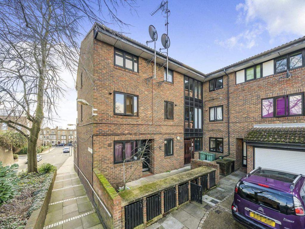 1 bed flat for sale in Barlow Road, London NW6, £425,000