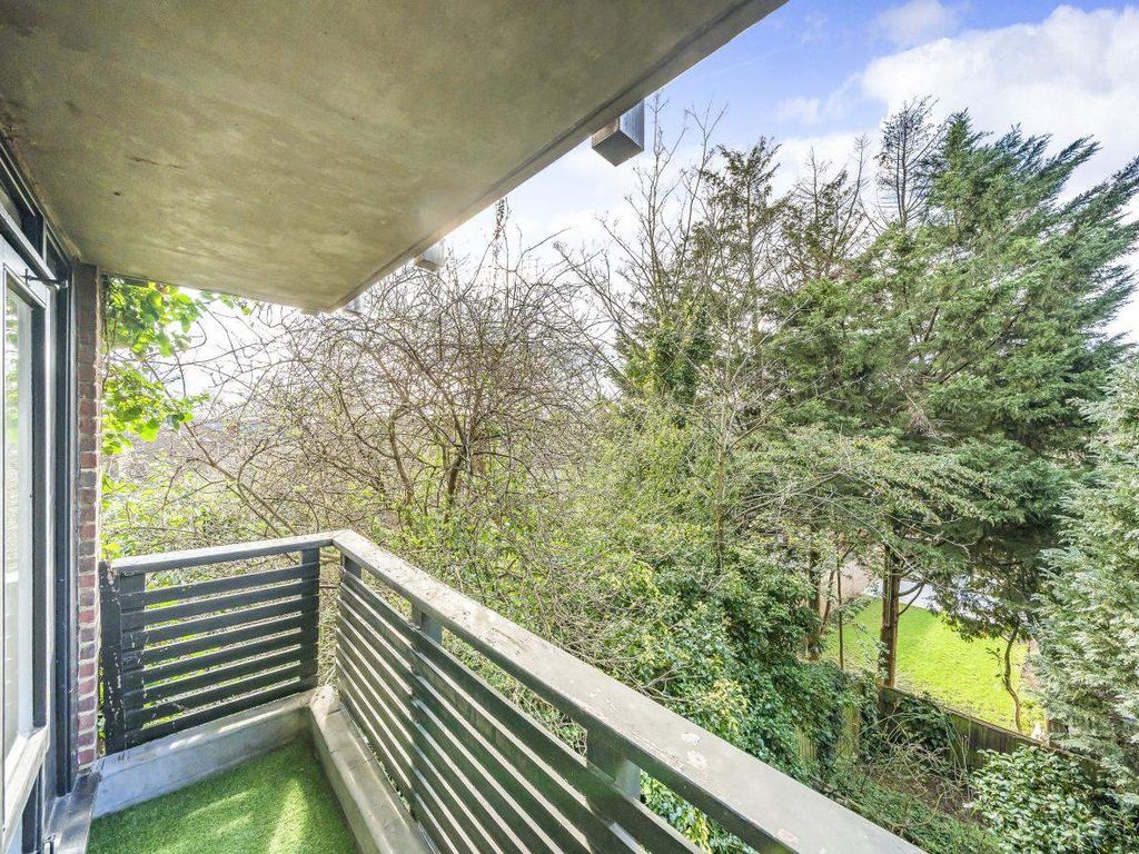 1 bed flat for sale in Barlow Road, London NW6, £425,000