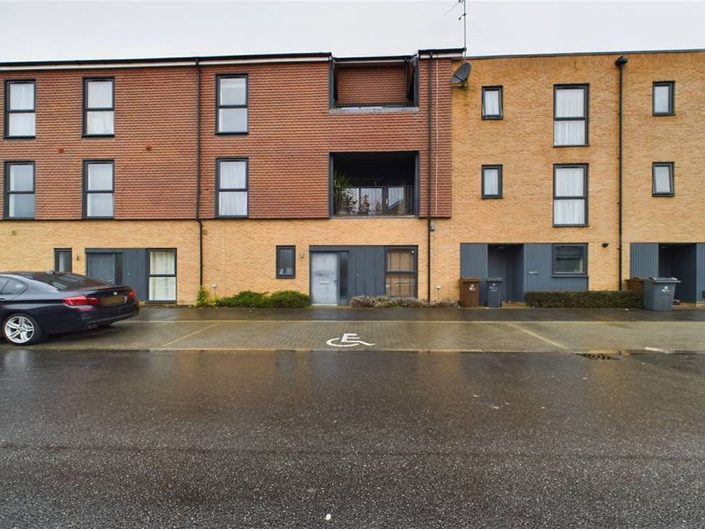 2 bed flat for sale in Royal Anglian Way, Dagenham RM8, £325,000