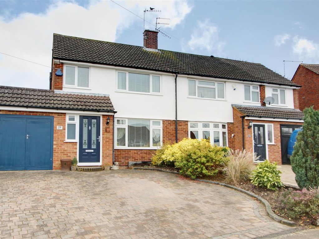 3 bed property for sale in Dunston Hill, Tring HP23, £575,000