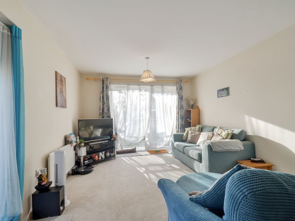 2 bed flat for sale in Canalside Gardens, Southall UB2, £68,750