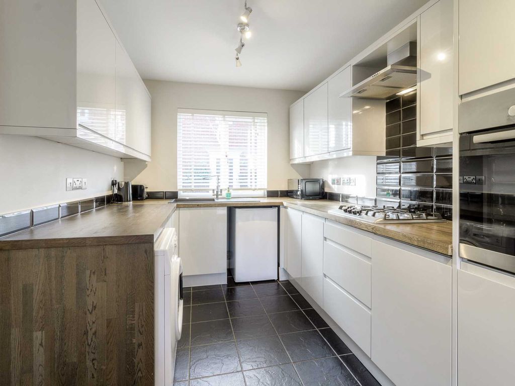 3 bed detached house for sale in Top Fox Way, Redhouse Park MK14, £450,000