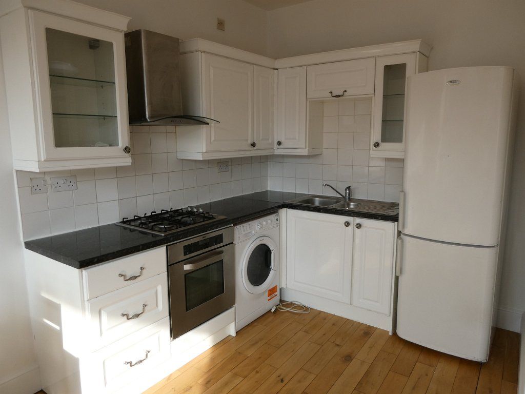 1 bed flat to rent in Lea Bridge Road, London E10, £1,521 pcm
