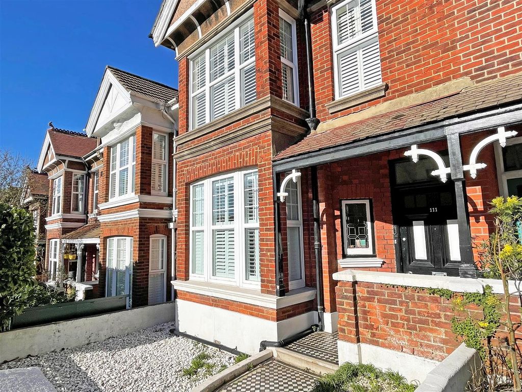 2 bed flat for sale in Preston Drove, Brighton BN1, £450,000