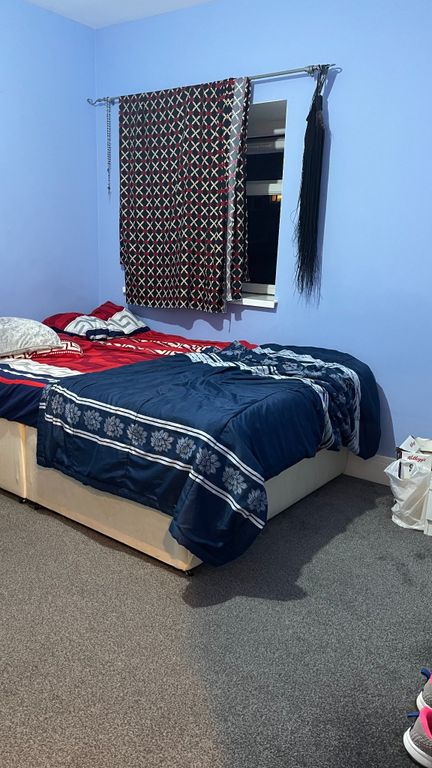 3 bed flat to rent in Queen Street, Treforest, Pontypridd CF37, £1,200 pcm