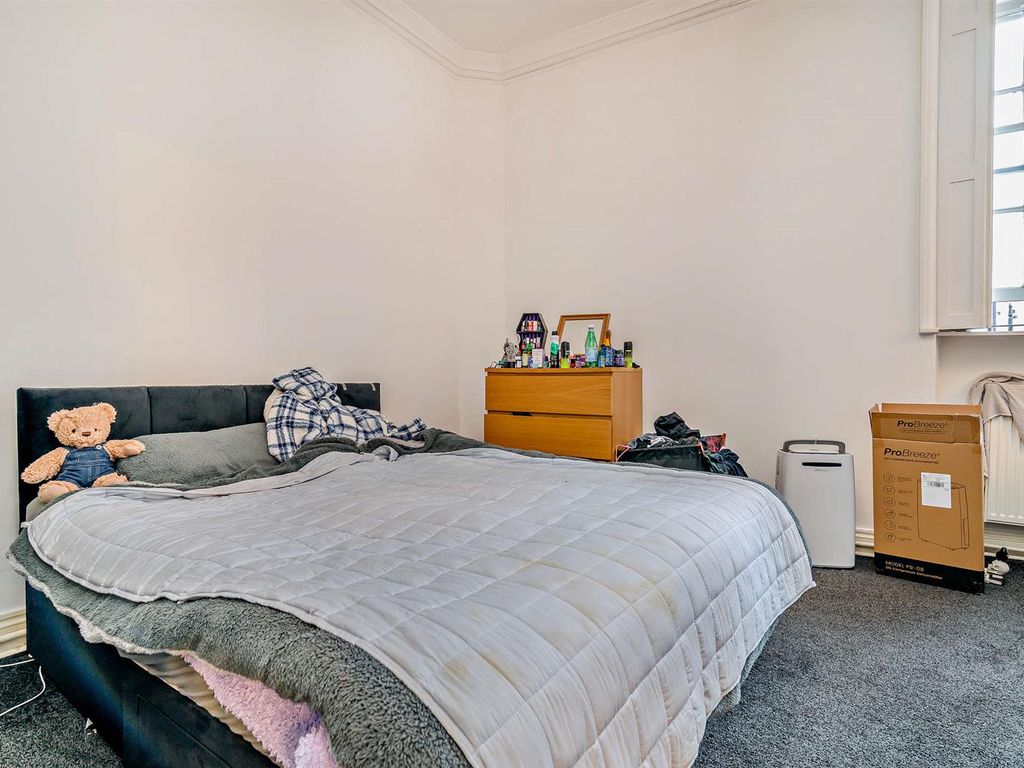 1 bed flat for sale in Hill Street, Trowbridge BA14, £105,000