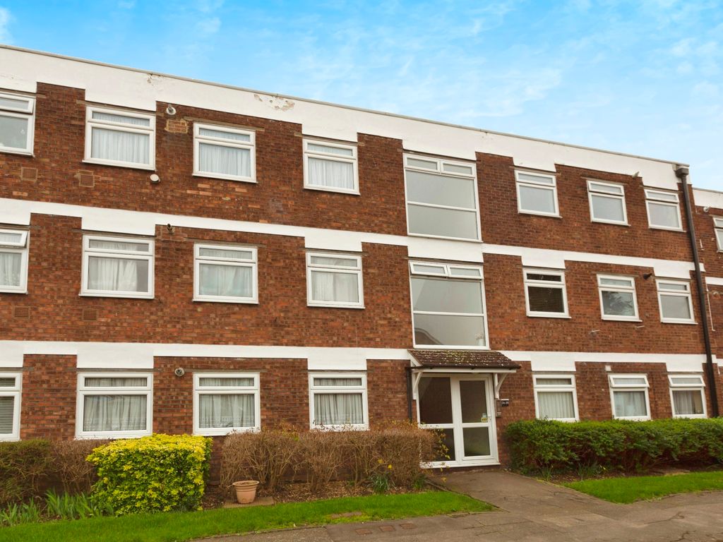 2 bed flat for sale in Poplar Way, Ilford IG6, £325,000