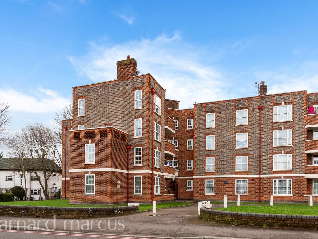 2 bed flat for sale in London Road, Morden SM4, £370,000