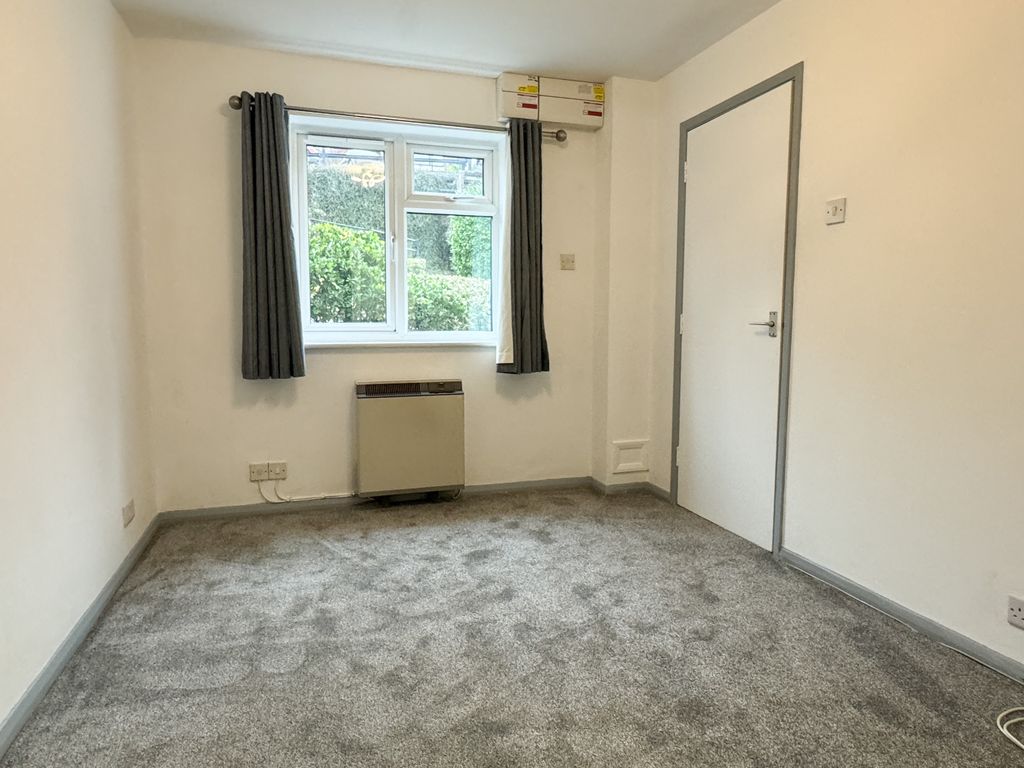 1 bed flat to rent in Carrington Road, High Wycombe, Buckinghamshire HP12, £1,075 pcm