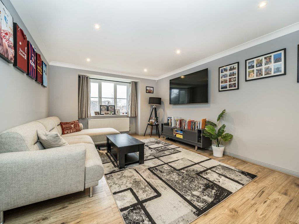 2 bed flat for sale in Arborfield Close, London SW2, £395,000