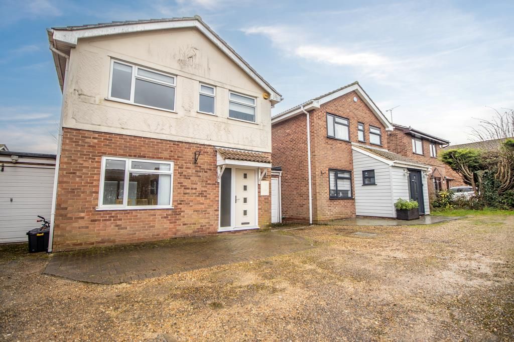 3 bed link detached house for sale in Coniston, Southend-On-Sea SS2, £425,000
