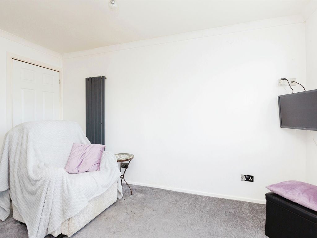 1 bed flat for sale in Brookside Close, Old Stratford, Milton Keynes MK19, £135,000