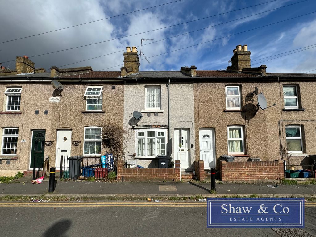 2 bed terraced house to rent in Station Road, Hounslow TW3, £1,900 pcm