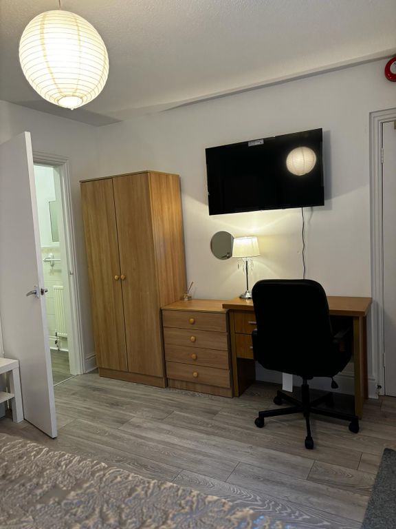 Room to rent in Garth Road, Bangor LL57, £607 pcm