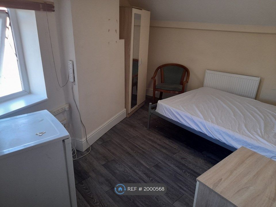 Room to rent in Ashwood Terrace, Stoke-On-Trent ST3, £563 pcm