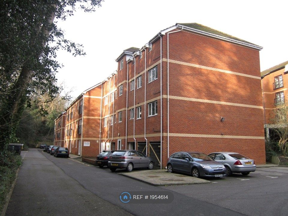 2 bed flat to rent in The Larches, St. Leonards-On-Sea TN37, £925 pcm