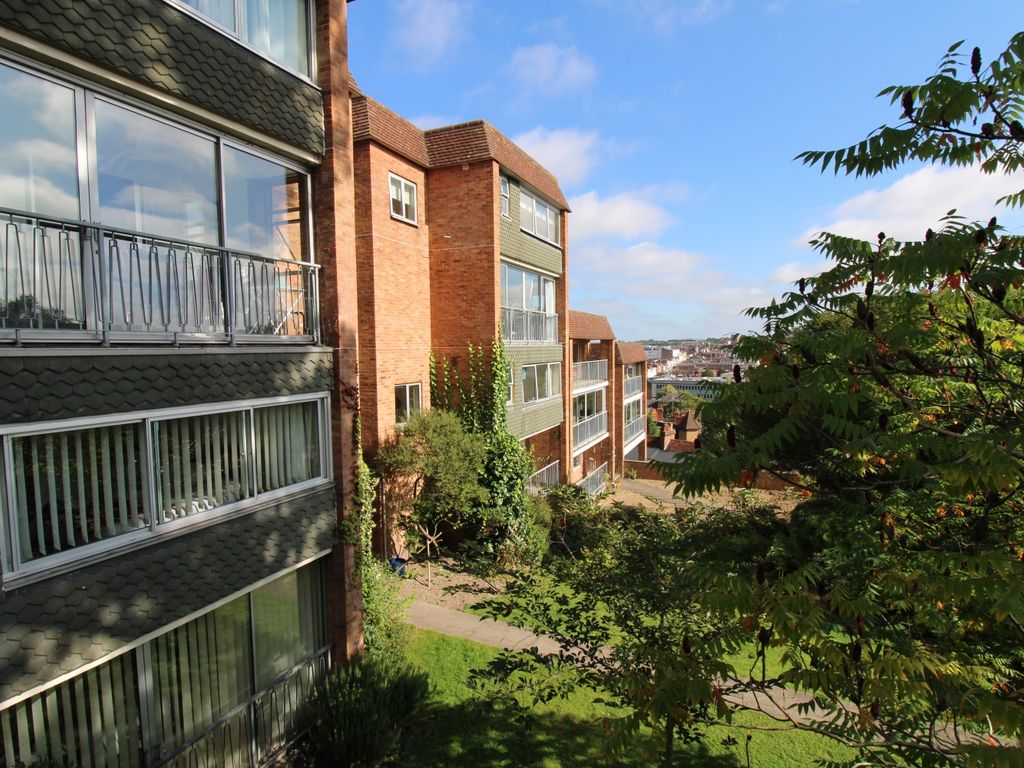 2 bed flat to rent in The Mount, Guildford, Surrey GU2, £1,800 pcm