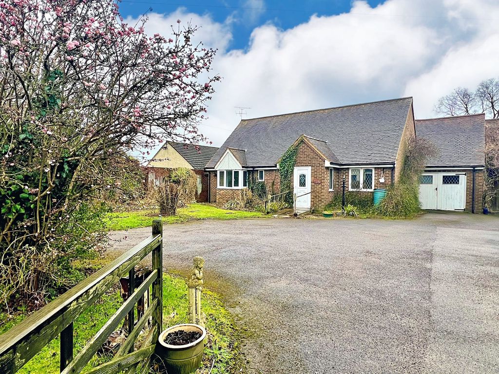 2 bed detached bungalow for sale in Buckland, Aylesbury HP22, £800,000