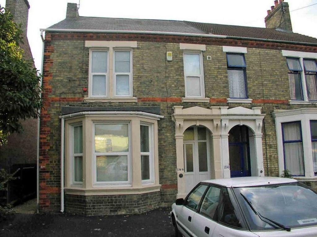 Studio to rent in Lincoln Road, Peterborough PE1, £515 pcm